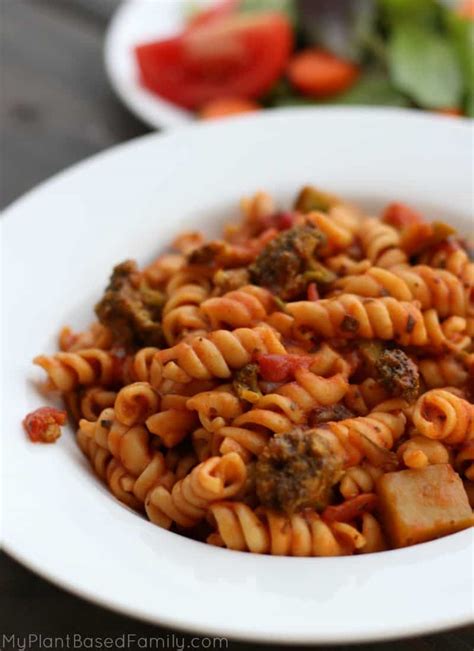 How many carbs are in pasta rotini baked chicken & bechamel sauce slc=3x4 - calories, carbs, nutrition