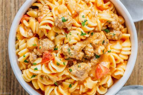 How many sugar are in pasta rotini baked chicken & bechamel sauce slc=3x4 - calories, carbs, nutrition