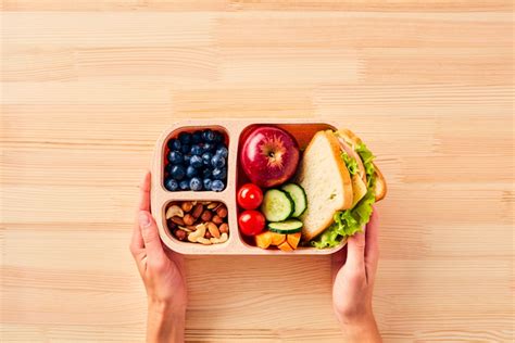 7 Tips to Build an Anti-Bloating Lunch—Plus How to Relieve Bloating Fast 