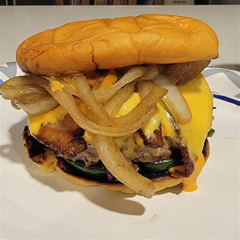 How does 1/4 Pound Bacon Cheeseburger fit into your Daily Goals - calories, carbs, nutrition