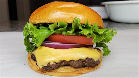 How does 325 oz Fresh Pressed Cheeseburger fit into your Daily Goals - calories, carbs, nutrition