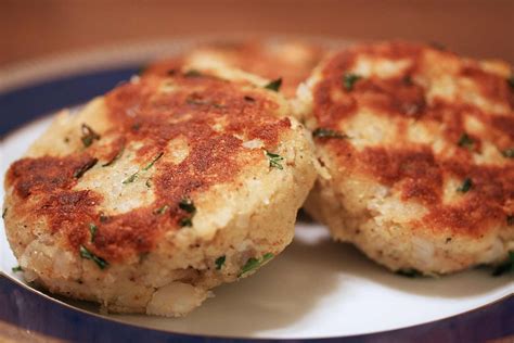 How does 4 Cod Cakes fit into your Daily Goals - calories, carbs, nutrition