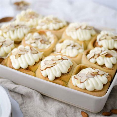 How does Almond Cinnamon Roll, with Frosting fit into your Daily Goals - calories, carbs, nutrition