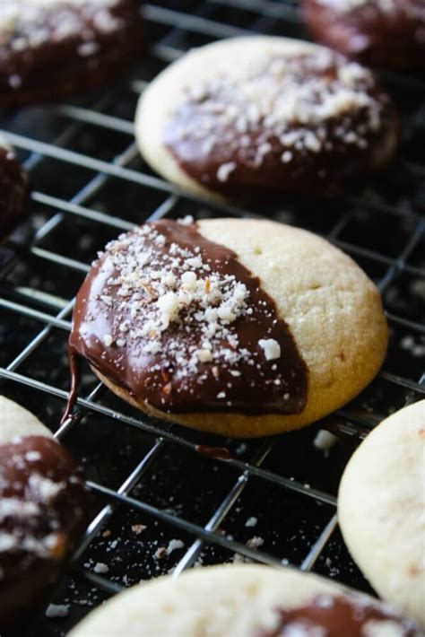 How does Almond Cookies fit into your Daily Goals - calories, carbs, nutrition