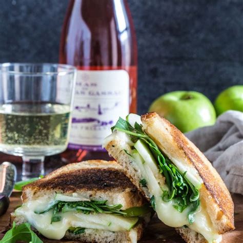 How does Apple, Cheese and Arugula Panini fit into your Daily Goals - calories, carbs, nutrition