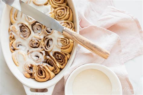 How does Apple Cinnamon Roll, with Frosting fit into your Daily Goals - calories, carbs, nutrition