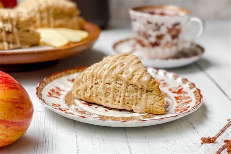 How does Apple Cinnamon Scone fit into your Daily Goals - calories, carbs, nutrition