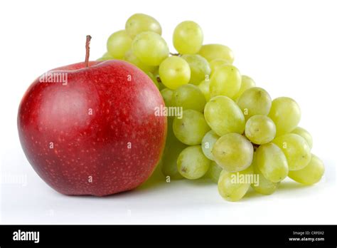 How does Apples, Grapes & Pineapple fit into your Daily Goals - calories, carbs, nutrition