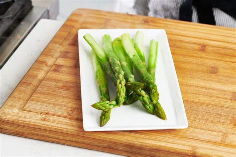 How does Asparagus Steamed 1 oz fit into your Daily Goals - calories, carbs, nutrition