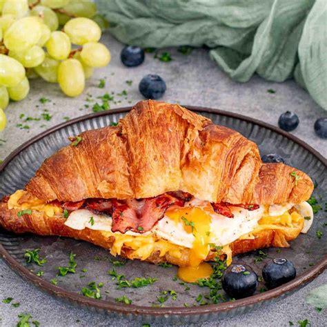 How does Bacon, Egg and Cheese Croissant fit into your Daily Goals - calories, carbs, nutrition