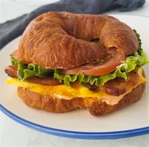 How does Bacon, Egg and Cheese on a Croissant fit into your Daily Goals - calories, carbs, nutrition