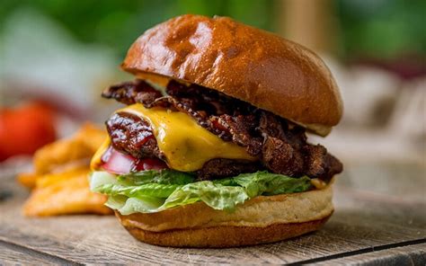How does Bacon Angus Cheeseburger fit into your Daily Goals - calories, carbs, nutrition