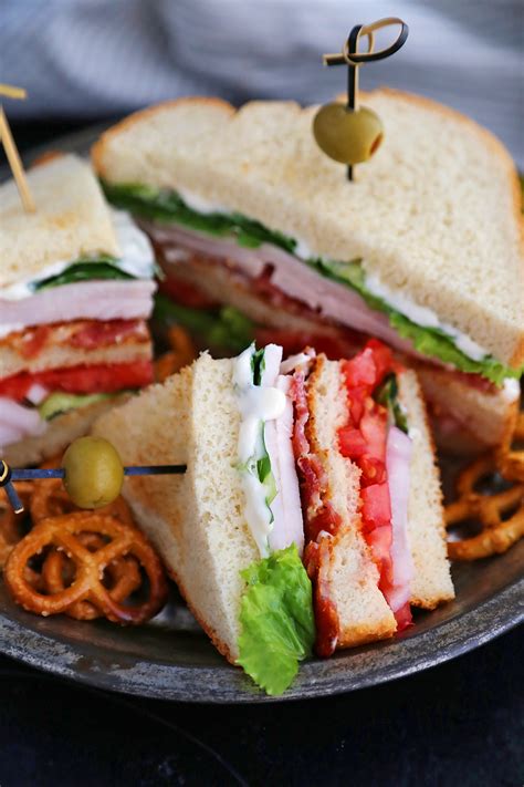 How does Bacon Turkey Club on Wheat fit into your Daily Goals - calories, carbs, nutrition