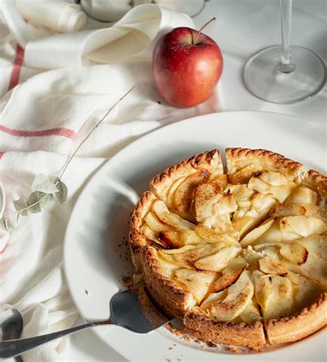 How does Baked Hot Apple Pie fit into your Daily Goals - calories, carbs, nutrition