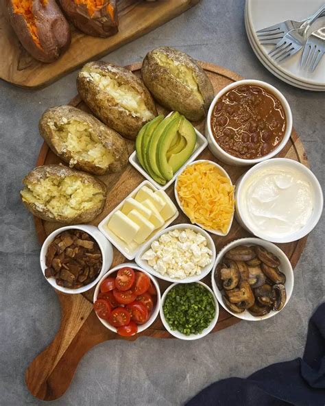 How does Baked Potato Bar with Chili fit into your Daily Goals - calories, carbs, nutrition