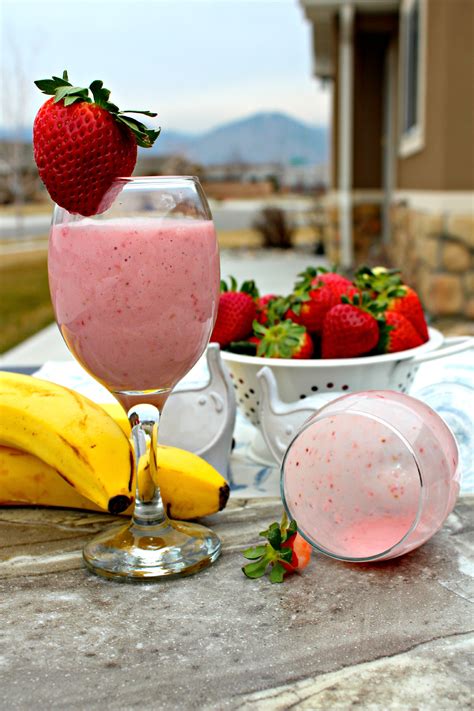 How does Banana Strawberry Yogurt Smoothie fit into your Daily Goals - calories, carbs, nutrition