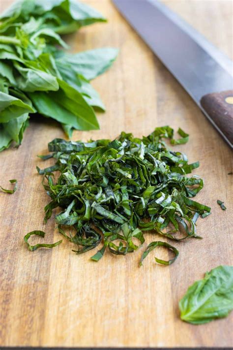 How does Basil Fresh Chiffonade 1 Tbsp fit into your Daily Goals - calories, carbs, nutrition