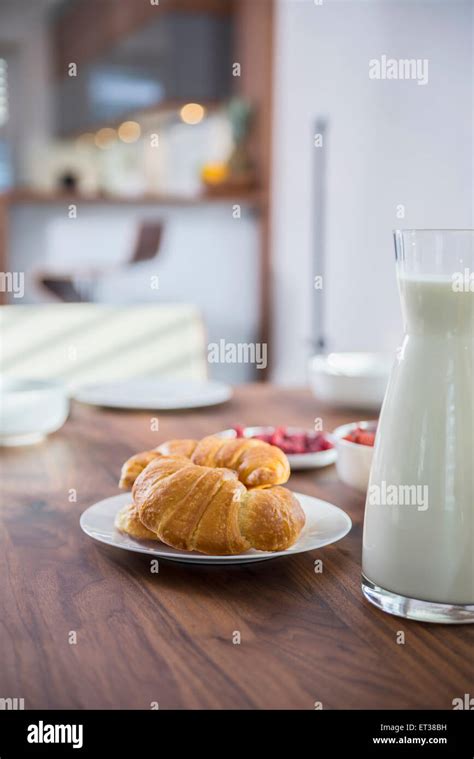 How does Bavarian Breakfast Croissant fit into your Daily Goals - calories, carbs, nutrition