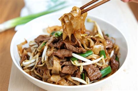 How does Beef Chow Fun with Fettuccine fit into your Daily Goals - calories, carbs, nutrition