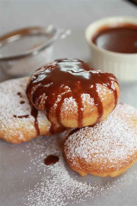 How does Beignets w/Chocolate Sauce4 Beignets, 1 oz Chocolate Sauce fit into your Daily Goals - calories, carbs, nutrition