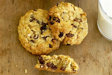 How does Berry Oat Biscuits fit into your Daily Goals - calories, carbs, nutrition