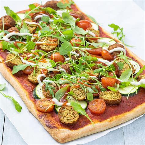 How does Bietenpizza met falafel 1/2 fit into your Daily Goals - calories, carbs, nutrition