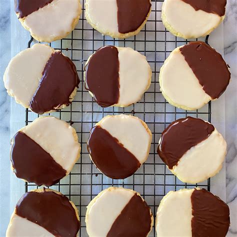 How does Black and White Cookies fit into your Daily Goals - calories, carbs, nutrition