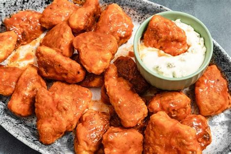 How does Boneless Buffalo Wings fit into your Daily Goals - calories, carbs, nutrition