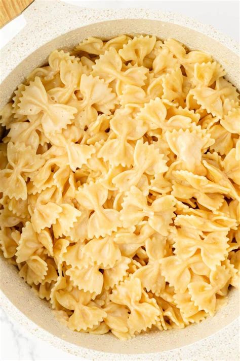 How does Bow Tie Pasta & Chicken fit into your Daily Goals - calories, carbs, nutrition