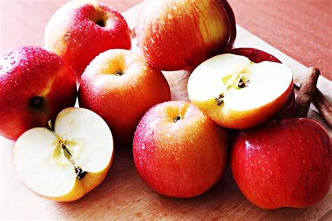 How does Braeburn Apple - 1 Medium fit into your Daily Goals - calories, carbs, nutrition