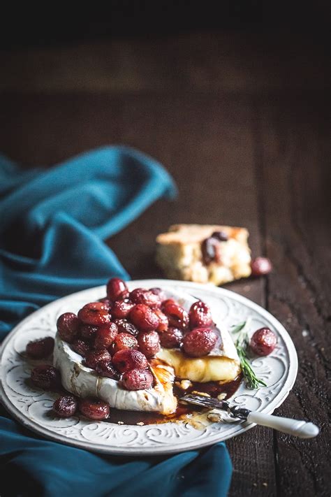 How does Brie with Grapes fit into your Daily Goals - calories, carbs, nutrition