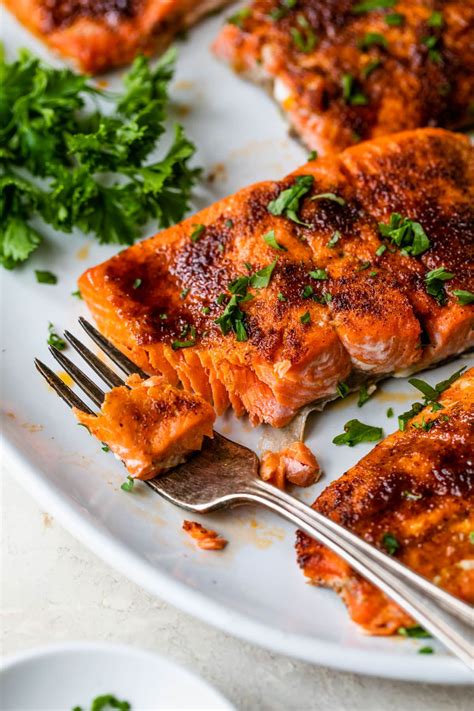 How does Broiled Salmon (40561.0) fit into your Daily Goals - calories, carbs, nutrition