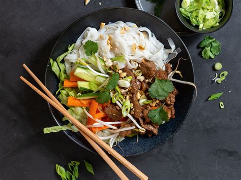 How does Bun Bo Nam Bo fit into your Daily Goals - calories, carbs, nutrition