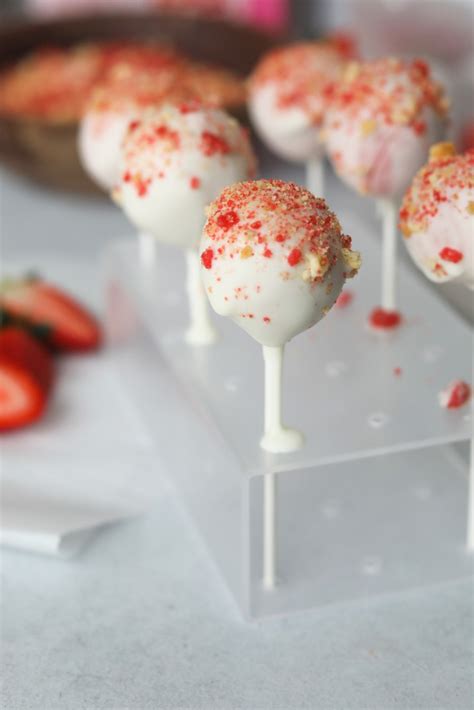 How does Cake Pops Strawberry fit into your Daily Goals - calories, carbs, nutrition