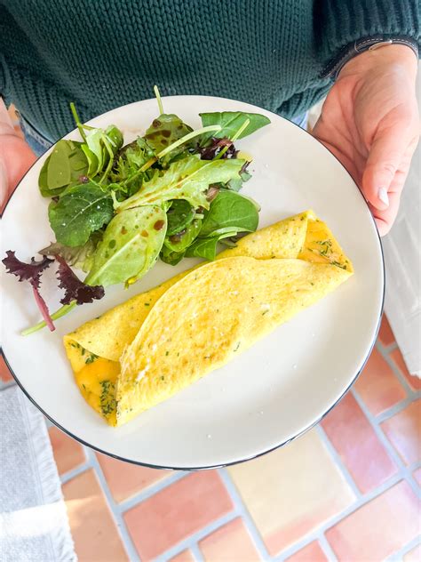 How does Cheddar Omelet + Maple Sausage fit into your Daily Goals - calories, carbs, nutrition