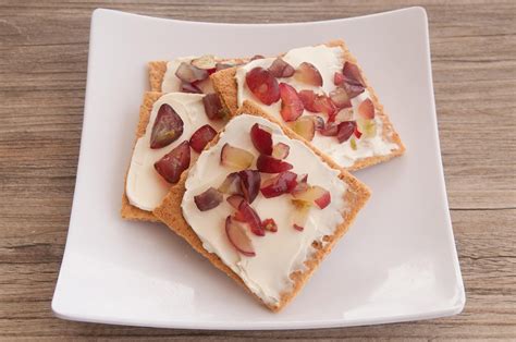 How does Cheese Crackers with Grapes fit into your Daily Goals - calories, carbs, nutrition