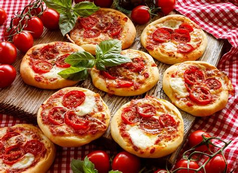 How does Cheese Pizza Minis fit into your Daily Goals - calories, carbs, nutrition
