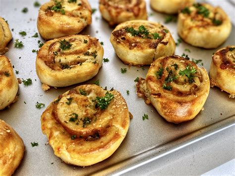 How does Cheesy Garlic Rolls fit into your Daily Goals - calories, carbs, nutrition
