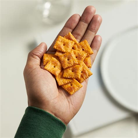 How does Cheez-It Reduced Fat Crackers fit into your Daily Goals - calories, carbs, nutrition