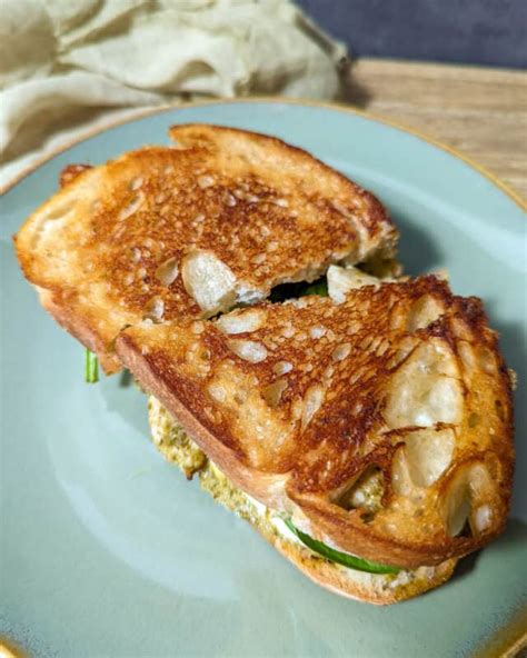 How does Chicken, Spinach Panini fit into your Daily Goals - calories, carbs, nutrition