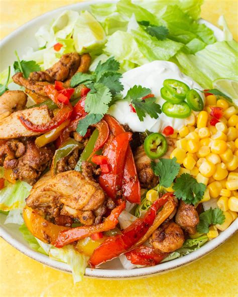 How does Chicken Fajita Salad fit into your Daily Goals - calories, carbs, nutrition