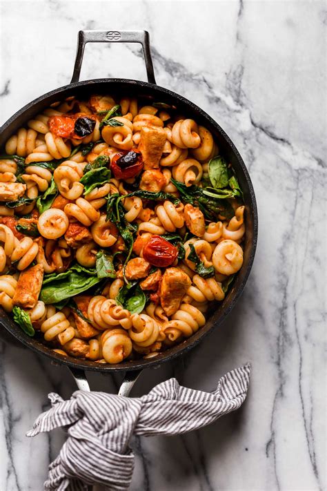 How does Chicken Pasta Pomodoro fit into your Daily Goals - calories, carbs, nutrition