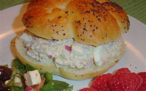 How does Chicken Salad Sandwich on Kaiser Roll fit into your Daily Goals - calories, carbs, nutrition