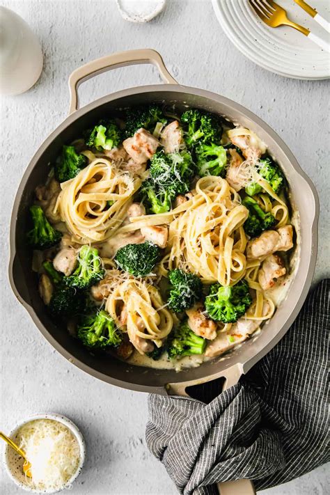 How does Chicken and Broccoli Alfredo fit into your Daily Goals - calories, carbs, nutrition