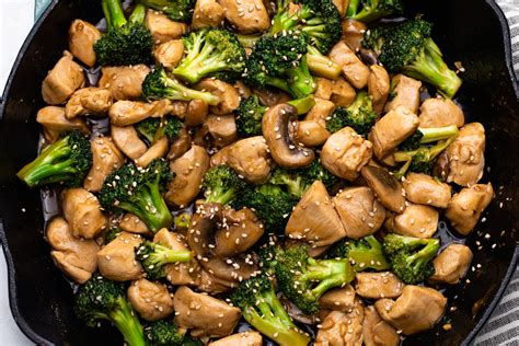 How does Chicken and Broccoli in Mushroom Sauce with Ginger Rice in a Bowl fit into your Daily Goals - calories, carbs, nutrition