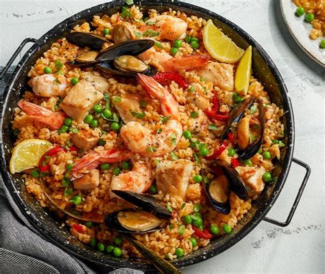 How does Chicken and Seafood Paella (4005.0) fit into your Daily Goals - calories, carbs, nutrition