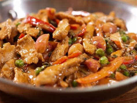 How does Chicken in Spicy Peanut Sauce fit into your Daily Goals - calories, carbs, nutrition