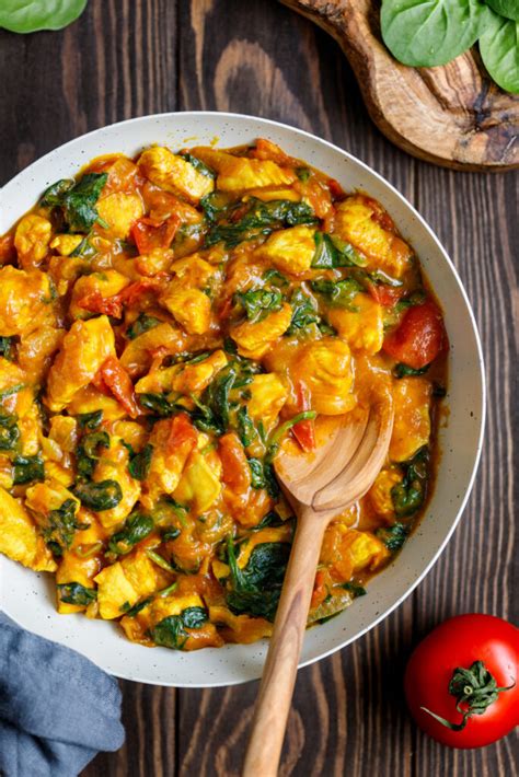 How does Chicken with Spinach Curry fit into your Daily Goals - calories, carbs, nutrition