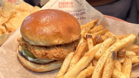 How does Chili Chicken Sandwich fit into your Daily Goals - calories, carbs, nutrition