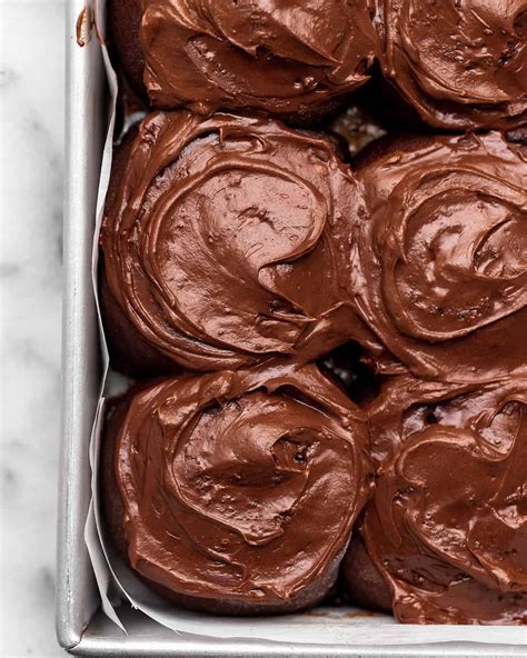 How does Chocolate Cinnamon Roll, with Frosting fit into your Daily Goals - calories, carbs, nutrition